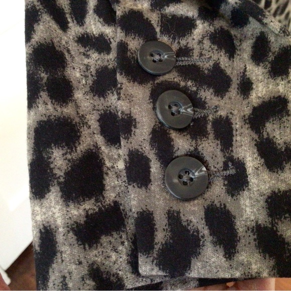 CAbi animal print fitted jacket NWOT - Picture 10 of 13